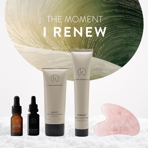 Sfeerfoto van de IK Skin Perfection kerstset met de producten op een sneeuwachtige ondergrond en de tekst The Moment I Renew op de achtergrond.