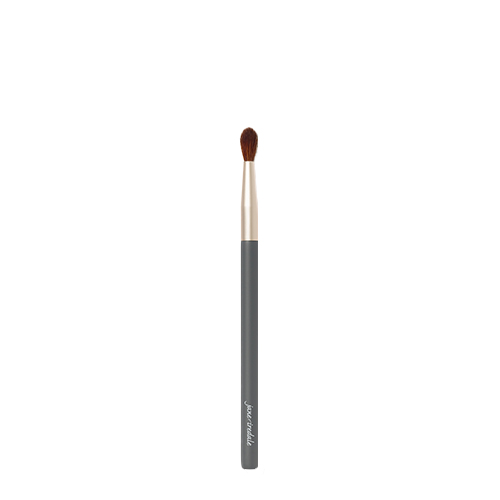 Jane Iredale Detail Brush met een grijze steel, goudkleurige huls en een kleine, spitse borstelkop voor nauwkeurige accenten.