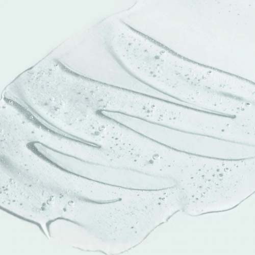 Een macro-opname van de heldere, zijdezachte gel-structuur van de ORMEDIC cleanser die rijk is aan botanische extracten.