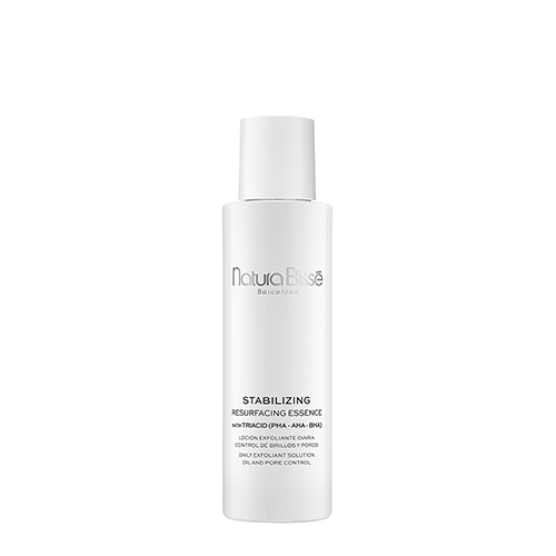 Een hoge witte fles van Natura Bissé Stabilizing Resurfacing Essence van 100ml met een schroefdop tegen een witte achtergrond.