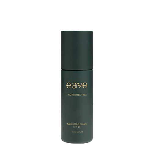 Een donkergroene, cilindervormige flacon van Eave I Am Protecting Mineral Sun Cream met SPF 50 bescherming, voorzien van gouden letters en een inhoud van 100 ml.
