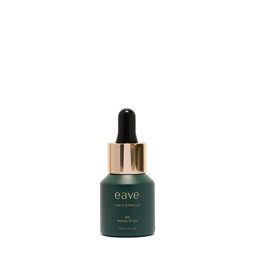 Een donkergroen mini glazen serumflesje met pipetje van EAVE met de gouden tekst "I AM A MIRACLE BQ Beauty Drops" tegen een witte achtergrond.