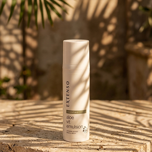 Flacon Extenso Aloë Vit Emulsion op een stenen ondergrond in de zon.