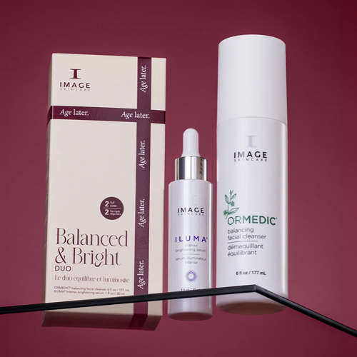 IMAGE Skincare Ormedic cleanser Iluma serum en Balanced Bright Duo verpakking op een glazen plaat