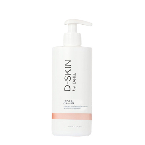 Een witte pompflacon van het merk D-SKIN met de naam Triple C Cleanser en een inhoud van 450ml, staand tegen een witte achtergrond.