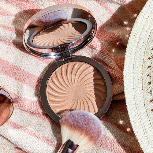 Compact-fluwelen-zonnepoeder-geeft-lichte-dekking-en-zachte-huid-met-zonnegloed