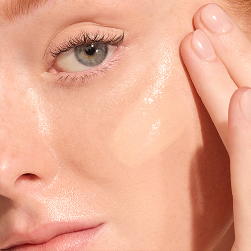 Close-up van het gezicht van een model met Jane Iredale Glow Fixation in de lichte tint Fair to Light op de huid