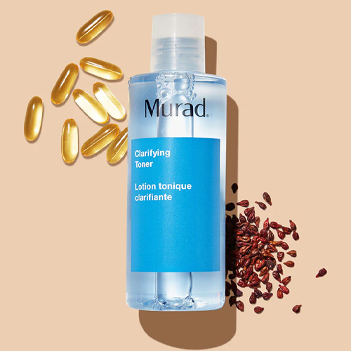Sfeerfoto van een fles Murad Clarifying Toner met skincare ingrediënten eromheen