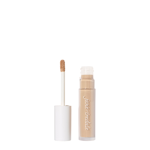 Een geopende transparante flacon van Jane Iredale PureMatch Liquid Concealer in de kleur 6N Medium to Light op een witte achtergrond. De applicator is uit de huls gehaald en toont de licht-medium, neutrale concealertint