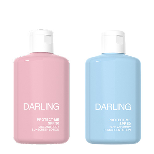 Twee flacons Darling Protect-Me zonnebrandcrème: een roze fles met SPF 30 en een blauwe fles met SPF 50.