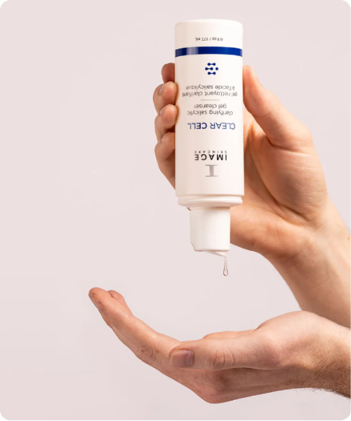 IMAGE-Skincare-CLEAR-CELL-Clarifying-Salicylic-Gel-Cleanser-177ml-product-op-de-kop-cleanser-loopt-uit-de-witte-fles