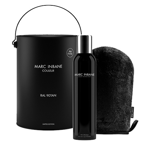 Marc Inbane RAL 90TAN gelimiteerde editie geschenkset met een glanzende Natural Tanning Spray fles een zwarte verfemmer en een gratis tanning glove op een witte achtergrond