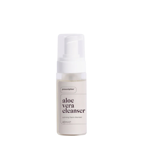 Een transparant pompflacon van Prescription Aloe Vera Cleanser, een kalmerende schuimreiniger van 42ml met een wit etiket en minimalistisch design.