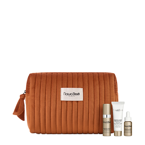 Een oranjebruine fluwelen toilettas van Natura Bissé met daarnaast drie huidverzorgingsproducten waaronder de Essential Shock Intense Cryo Gel en de Intense Retinol Night Renewal tegen een witte achtergrond.
