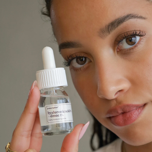 Model dat een flesje prescription hyaluronic acid en dmae vasthoudt