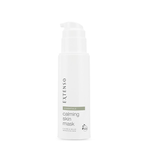 Witte pompflacon Extenso Calming Skin Mask tegen een witte achtergrond.