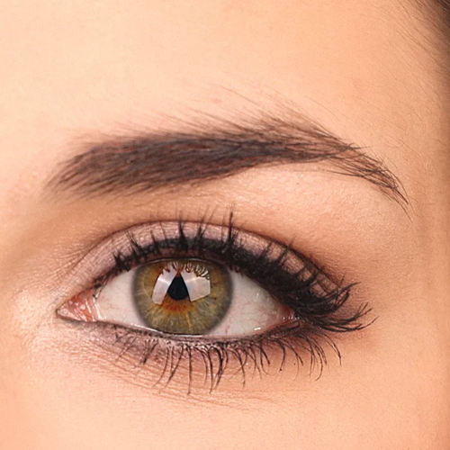 Close-up van een oog met opgemaakte wimpers, aangebracht met de Cent Pur Cent La Résistance waterproof mascara voor een natuurlijk volumineus effect.