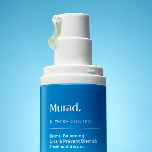 Close-up van het pompje van Murad Blemish Control serum met een druppel product