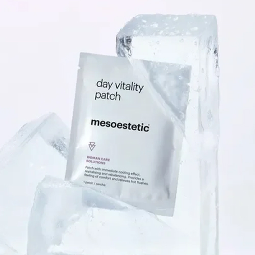 Het sachet van de mesoestetic day vitality patch gepresenteerd tussen verkoelende ijsblokjes