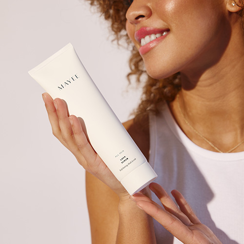 Zo gebruik je MAYEE Lava Scrub Breng-de-mayee-lava-scrub-op-een-vochtig-gezicht