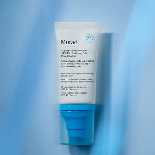 Sfeerfoto van Murad Superactive Moisturizer SPF 40 gezichtscrème op een blauwe achtergrond