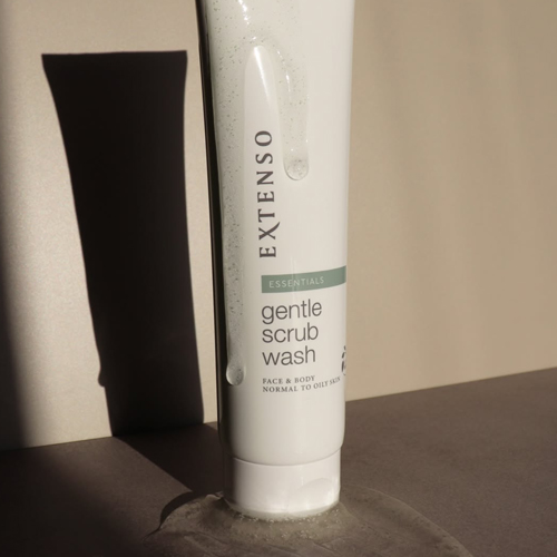 Tube Extenso Gentle Scrub Wash in een esthetische setting met zichtbare textuur.