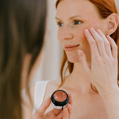 Model-Wordt-Opgemaakt-Met-Meltabalm-Likami