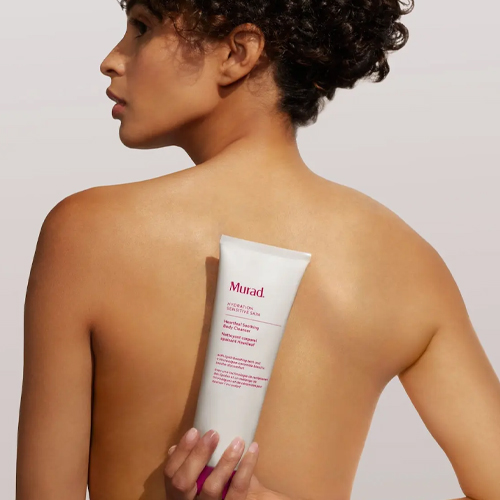 Vrouw brengt Murad Hydration Soothing Body Cleanser aan op haar rug