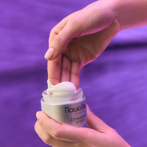 De rijke variant van de Diamond Extreme Cream op een stenen ondergrond met artistieke vormen in neutrale tinten.