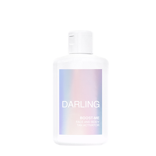 Een witte flacon van DARLING BOOST-ME Face and Body Tan Activator met een glanzend, holografisch label tegen een witte achtergrond.