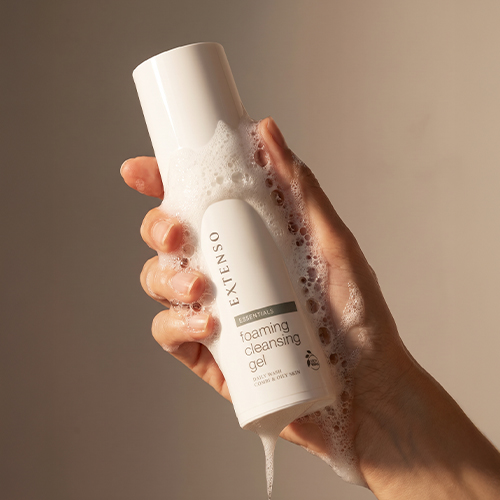 Flacon Extenso Foaming Cleansing Gel in een frisse, heldere setting.