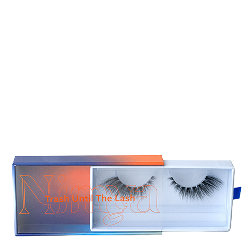 Een close up van de Nimya by NikkieTutorials Lash It Real Good wimperverpakking. De oranje en blauwe doos is gedeeltelijk opengeschoven en toont de volle, zwarte nepwimpers op een witte tray. Witte achtergrond.