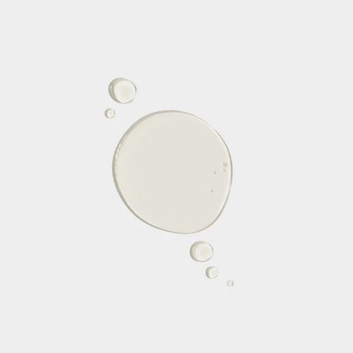 Textuur swatch van een ronde plas transparant vloeibaar gezichtsserum omringd door kleine druppels op een egale grijswitte achtergrond