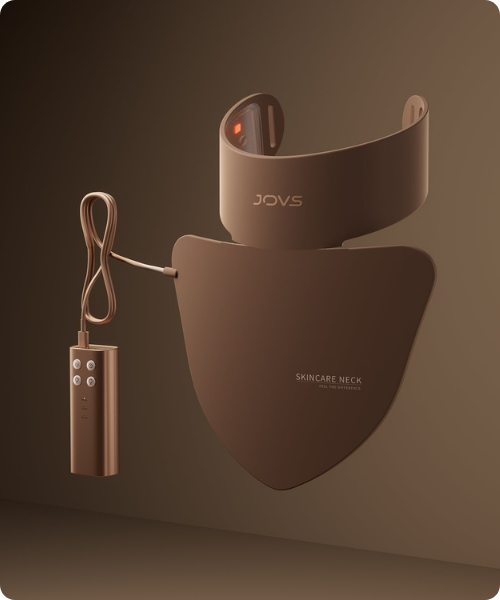 Een ergonomisch gevormd bruin JOVS LED masker speciaal ontworpen voor de hals en het decolleté. Het masker is verbonden met een rechthoekige bronzen afstandsbediening voorzien van vier knoppen en statuslampjes.