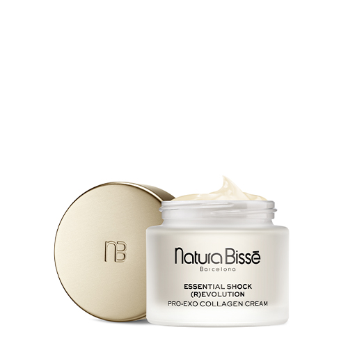 Een close-up van de rijke, witte crème-textuur van de Natura Bissé Essential Shock (R)evolution Pro-Exo Collagen Cream op een witte achtergrond.