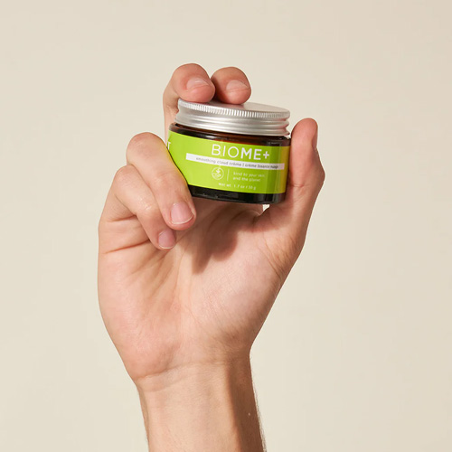 Een vrouw brengt de luchtige BIOME+ Smoothing Cloud Crème aan op haar gezicht.