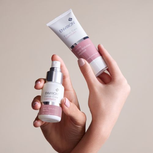 Sfeerbeeld van twee handen die de Environ Focus Care Comfort+ Complete Anti-Pollution Spritz en het Purifying Anti-Pollution Masque vasthouden.