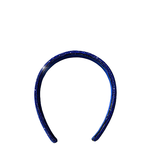 Een blauwe haarband volledig bezet met glinsterende steentjes gefotografeerd tegen een witte achtergrond.