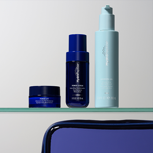 Losse flacons van de HydroPeptide Best Seller set opgesteld op een glazen plank
