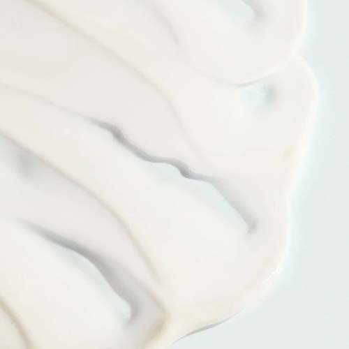 Close-up van de romige, witte textuur van het Vital C serum met zichtbare vegen.