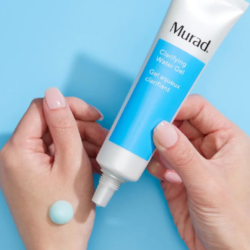 Hand met een druppel Murad Clarifying Water Gel