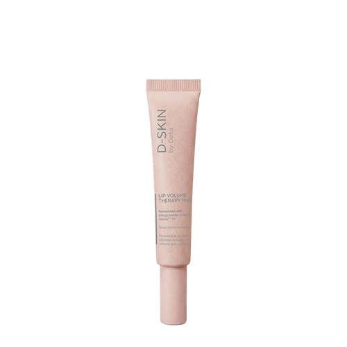 Een staande, zachtroze tube van D-SKIN by Delia Lip Volume Therapy No. 1 tegen een witte achtergrond. De tube heeft een minimalistisch design met zilveren en grijze tekst.