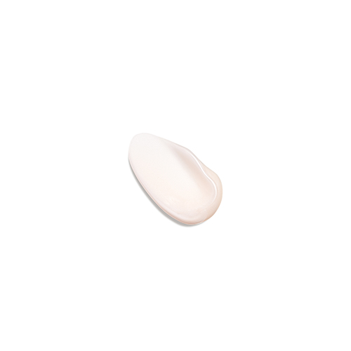 Een uitgesmeerde textuur van een lichtroze getinte crème op een witte achtergrond.
