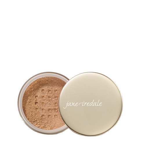 Bovenaanzicht van de geopende pot Jane Iredale Amazing Base Loose Mineral Powder in Caramel op een witte achtergrond. Links is het transparante zeefje met warme caramelbruine poeder zichtbaar en rechts het goudkleurige deksel.