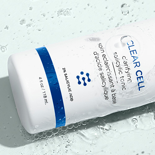 Close-up van de IMAGE Skincare Clear Cell Clarifying Salicylic Tonic flacon in opspattend water.