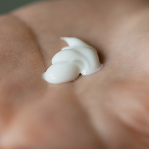 Deze handcrème is een intens voedende en hydraterende crème voor de droge en gebarsten huid van de handen. voedende-hydraterende-handcreme-van-likami