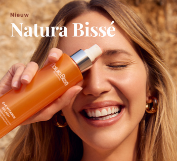 Lachende vrouw met een oranje fles in haar hand zon schijnt in haar gezicht. mobiele banner