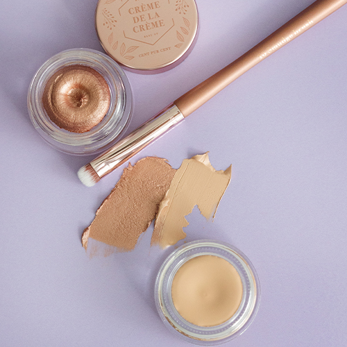 Open-potje-product-en-swatch-Creme-De-La-Creme-Madeleine-2.0-makkelijk-aan-te-brengen-en-te-blenden