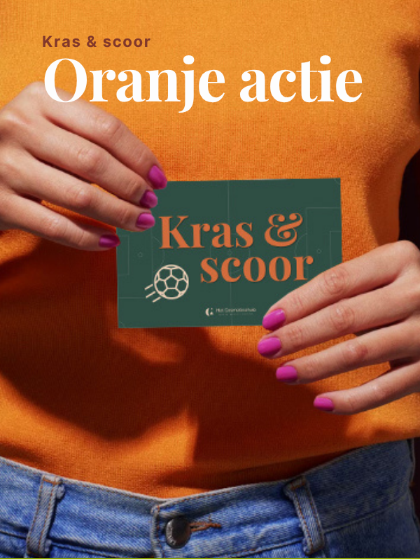 Close-up van een groene winactiekaart met een voetbalicoon en de tekst 'Kras & scoor', gepresenteerd door iemand in een oranje outfit.