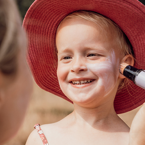 Refillable-Brush-Coral-Crush-kind-hoed-zonnebrand